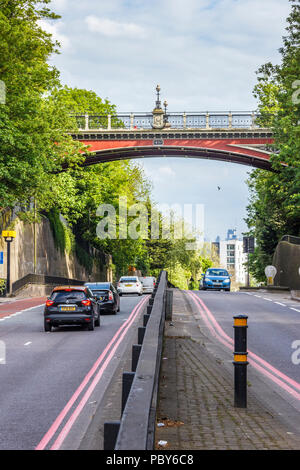 Die berühmten viktorianischen Torbogen Brücke, im Jahr 1897 die frühere John Nash Bridge zu ersetzen, Durchführung Hornsey Lane über Archway Road, London, UK Stockfoto