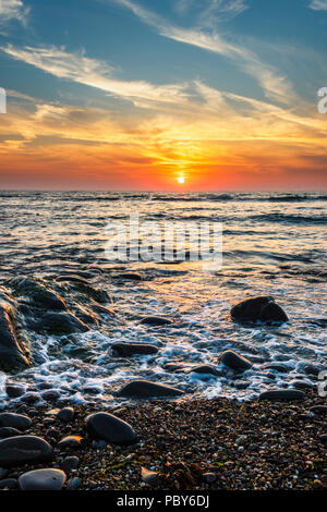 Dramatischer Sonnenuntergang am Westward Ho!, Devon, Großbritannien Stockfoto