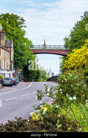 Die berühmten viktorianischen Torbogen Brücke, im Jahr 1897 die frühere John Nash Bridge zu ersetzen, Durchführung Hornsey Lane über Archway Road, London, UK Stockfoto