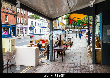 Retro bric-a-brac, Spielzeug und Möbel außerhalb ein Shop in Highgate, London, UK Stockfoto