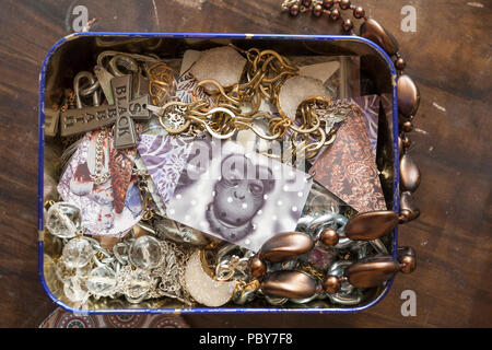 Schmuckschatulle mit original cool Schmuck gefüllt Stockfoto