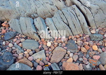 Strand Steine und Granit Felsen entlang Ennadai Lake Shoreline, Arktis Haven Lodge, Ennadai Lake, Nunavut, Kanada Stockfoto