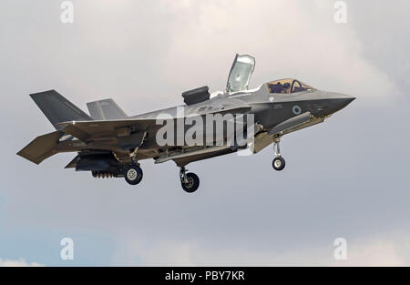 Lockheed Martin F-35 B Blitz, UK, ZM145, RAF Marham 617 Squadron, Fliegen im Schwebeflug auf RIAT 2018 Stockfoto