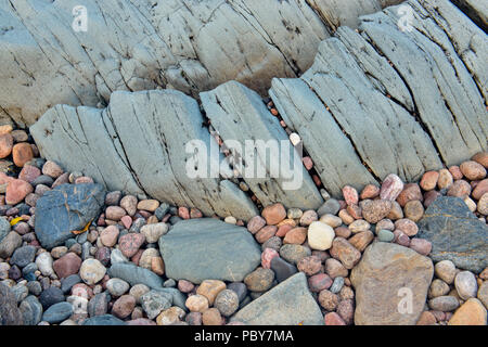 Strand Steine und Granit Felsen entlang Ennadai Lake Shoreline, Arktis Haven Lodge, Ennadai Lake, Nunavut, Kanada Stockfoto