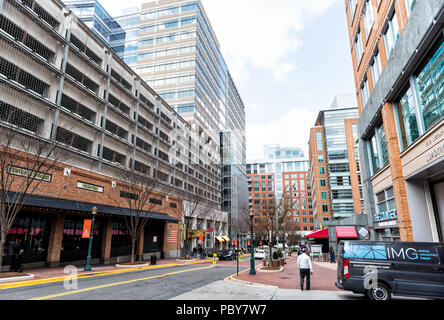 Reston, USA - 11. April 2018: Zentrum Gebäude Architektur, Gehweg Straße Straße bei Tag, Demokratie in Northern Virginia Stockfoto