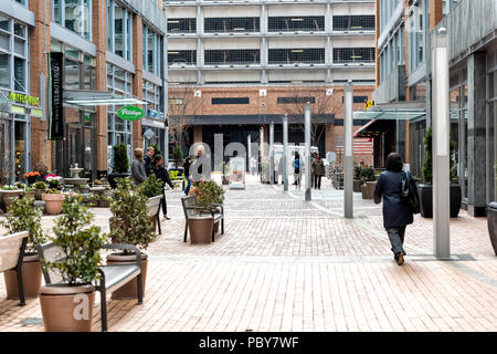 Reston, USA - 11. April 2018: Zentrum Gebäude Architektur, Gehweg Straße Straße bei Tag, Demokratie in Northern Virginia, Kopfsteinpflaster st Stockfoto