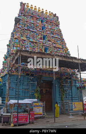 Pondicherry, Indien - 17. März 2018: Unbekannter Hindu devotee am Eingang zu einem Tempel, der in der ehemaligen französischen Kolonie von Puducherry in Tamil Nadu Stockfoto