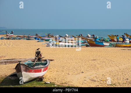 Kovalam, Indien - 20. März 2018: Boote aus der lokalen Fischereiflotte in Tamil Nadu Strände auf der Coromandel Küste Stockfoto