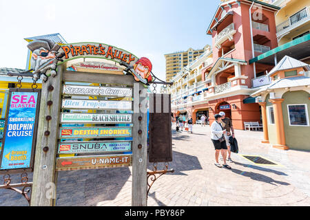 Destin, USA - 24. April 2018: Nahaufnahme der Stadt Stadt Dorf anmelden Pirate's Alley auf Hafenpromenade während der sonnigen Tag in Florida Panhandle Golf von mexic Stockfoto
