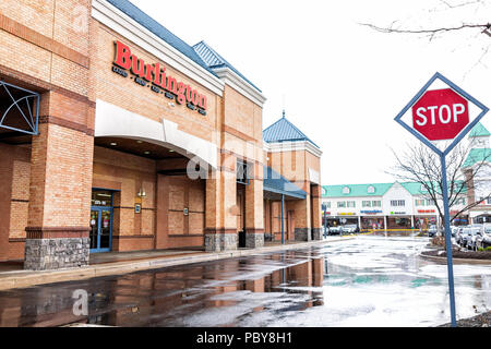 Sterling, Vereinigte Staaten - 4 April 2018: Burlington Coat Factory Clothing Store in Loudoun County, Virginia shop außen Eingang mit roten Stoppschild, Plaza str Stockfoto