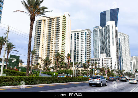 Sunny Isles Beach, USA - Mai 7, 2018: Apartment Condo Hotel Hochhaus Gebäude entlang der Küste im Tag Miami, Florida mit Hauptstraße A1 Eine Autobahn, Autos ur Stockfoto