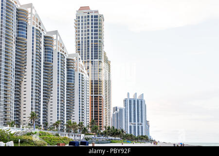 Sunny Isles Beach, USA - Mai 7, 2018: Apartment Condo Hotel Pinnacle Gebäude Balkone während der sonnigen Tag in Miami, Florida, mit Wolkenkratzern urban exte Stockfoto