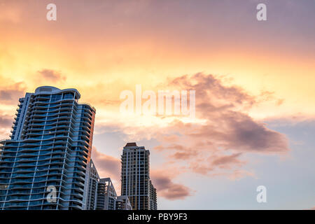 Sunny Isles Beach, USA Stadtbild Skyline bis Perspektive von Apartment Condo Hotel Gebäude Balkone während der bunten Sonnenuntergang abend in Miami, F Stockfoto