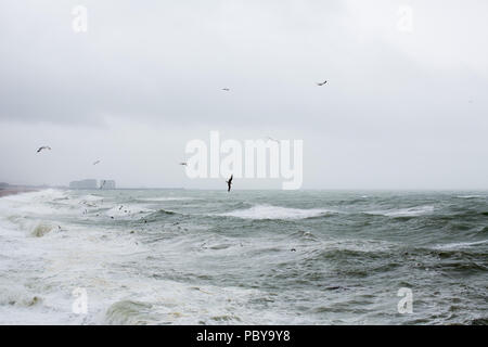 Stürmische Meere an einem Sommertag am Strand von Brighton (moderne) Marina im Nebel im Hintergrund Stockfoto