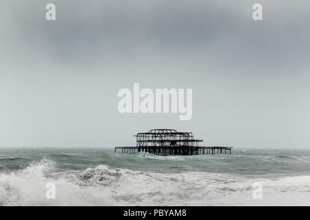 Das verlassene Ruine von Brightons West Pier von rauer See an einem stürmischen und nasser Sommer umgeben Stockfoto