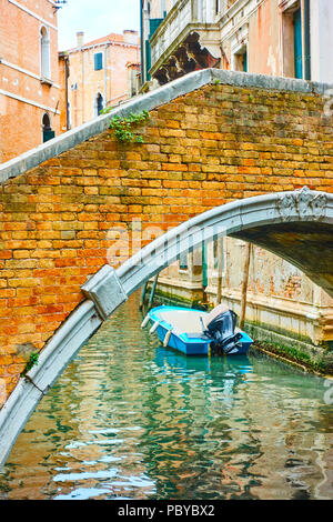 Alten kleinen Bogen Brücke über den Kanal in Venedig, Italien Stockfoto