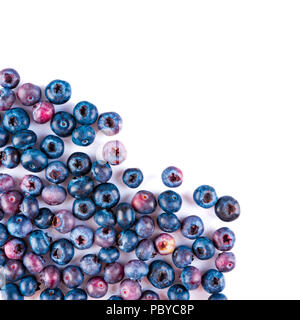 Frische Heidelbeeren und Blätter, berry Rahmen auf weißem Hintergrund, Ansicht von oben. Stockfoto