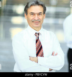 Ernsthafte Geschäftsmann auf dem Hintergrund der Business Team. Stockfoto