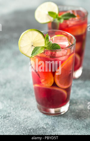 Zwei Gläser mit spanischem Obst Sangria Stockfoto