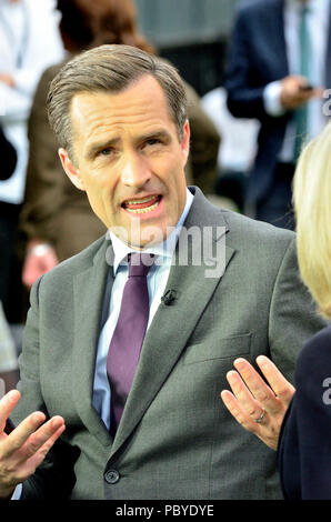 Max Foster, CNN Anker und der Londoner Korrespondent, während einer Live-Nachrichten Sendung vom College Green, Westminster, Juli 2018 Stockfoto