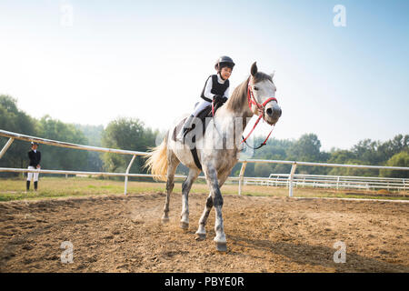 Fröhliche kleine chinesischer Junge Reiten Stockfoto