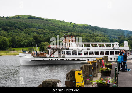 MV Teal 1936 Passagierdampfer Schiff auf Windermere See Kreuzfahrt verlassen Quay. Am See, Nationalpark Lake District, Cumbria, England, Großbritannien, Großbritannien Stockfoto