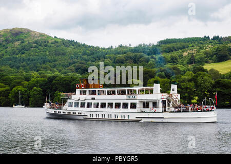 MV Teal 1936 Passagierdampfer Schiff auf Windermere See Kreuzfahrt verlassen am See, Nationalpark Lake District, Cumbria, England, Großbritannien, Großbritannien Stockfoto