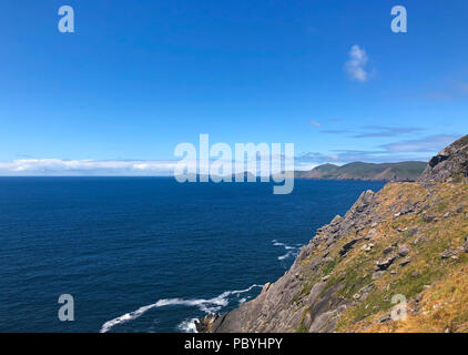 Schöne Küste zwischen Slea Head und Dunmore Head am Slea Head Drive, eine von Irlands schönsten Strecken, Halbinsel Dingle, Kerry, Irland Stockfoto