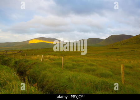 Conor Pass ist der höchste Berg in Irland. Es befindet sich auf der Halbinsel Dingle in der Grafschaft Kerry befindet sich auf der Straße, die die Halbinsel Kreuze Stockfoto