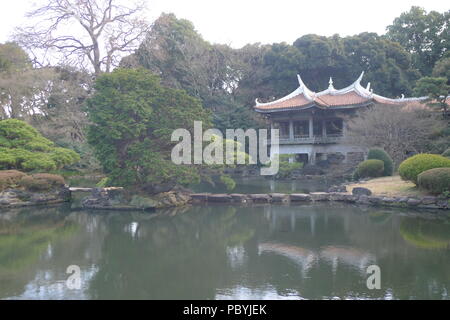 Shinjuku Gyo-en Kyu Goryo-tei-Pavillion und Teich Stockfoto