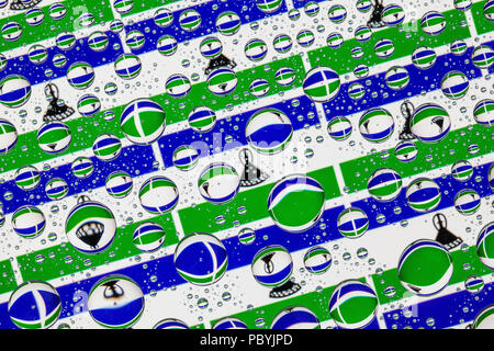 Flaggen von Lesotho, hinter ein Glas mit Tropfen bedeckt. Muster von Fahnen von Lesotho. 3D-Darstellung Stockfoto