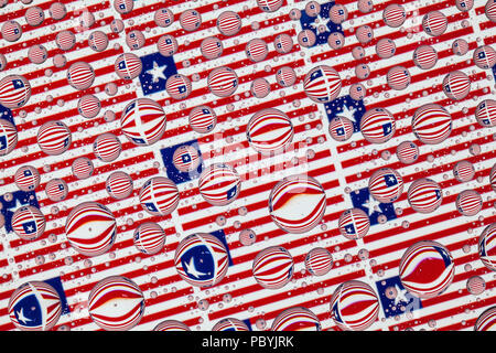 Flagge von Liberia, hinter ein Glas mit Tropfen bedeckt. Muster von Fahnen von Liberia. 3D-Darstellung Stockfoto