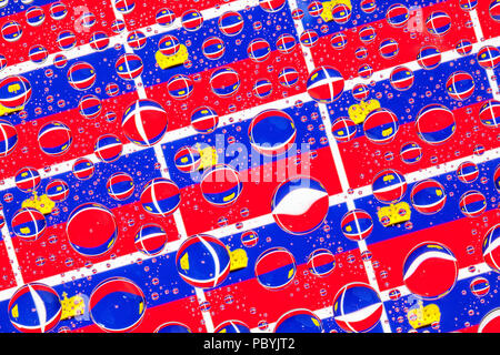 Flaggen von Lichtenstein, hinter ein Glas mit Tropfen bedeckt. Muster von Fahnen von Lichtenstein. 3D-Darstellung Stockfoto