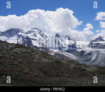 Wundervolle Monte Rosa Massiv, Landschaften der alpinen Bergwelt in der Schweizer Alpen in der Schweiz, von Gornergrat bei Zermatt Dorf, bewölkt blauer Himmel Stockfoto