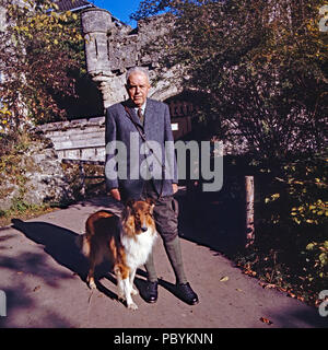 Herzog Karl Gero von Urach mit Langhaarcollie Asta in Schloss Lichtenstein bei Honau, Deutschland 1975. Herzog Karl Gero von Urach mit Rough Collie Asta auf Schloss Lichtenstein bei Honau, Deutschland 1975. Stockfoto