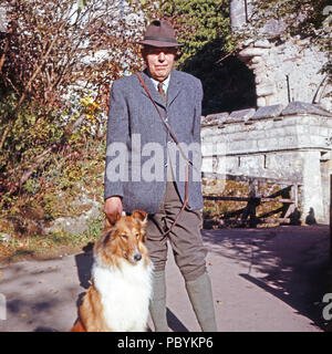 Herzog Karl Gero von Urach mit Langhaarcollie Asta in Schloss Lichtenstein bei Honau, Deutschland 1975. Herzog Karl Gero von Urach mit Rough Collie Asta auf Schloss Lichtenstein bei Honau, Deutschland 1975. Stockfoto