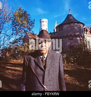 Herzog Karl Gero von Urach in Schloss Lichtenstein bei Honau, Deutschland 1975. Herzog Karl Gero von Urach am Schloss Lichtenstein bei Honau, Deutschland 1975. Stockfoto