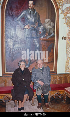 Herzog Karl Gero von Urach mit Ehefrau Gabriele Gräfin von Waldburg-Zeil in Schloss Lichtenstein bei Honau, Deutschland 1975. Herzog Karl Gero von Urach mit seiner Frau Gabriele Gräfin von Waldburg Zeil bei Schloss Lichtenstein bei Honau, Deutschland 1975. Stockfoto