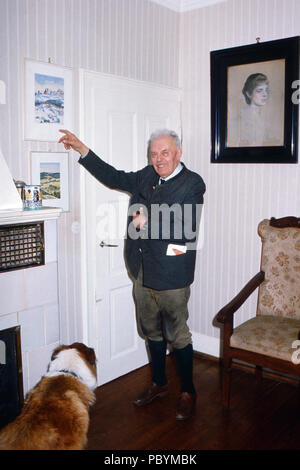 Herzog Karl Gero von Urach in Schloss Lichtenstein bei Honau, Deutschland 1975. Herzog Karl Gero von Urach am Schloss Lichtenstein bei Honau, Deutschland 1975. Stockfoto