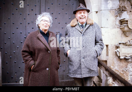 Herzog Karl Gero von Urach mit Ehefrau Gabriele Gräfin von Waldburg-Zeil in Schloss Lichtenstein bei Honau, Deutschland 1975. Herzog Karl Gero von Urach mit seiner Frau Gabriele Gräfin von Waldburg Zeil bei Schloss Lichtenstein bei Honau, Deutschland 1975. Stockfoto