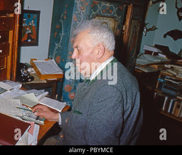 Herzog Karl Gero von Urach ans einem Schreibtisch in Schloss Lichtenstein bei Honau, Deutschland 1975. Herzog Karl Gero von Urach an seinem Schreibtisch im Schloss Lichtenstein bei Honau, Deutschland 1975. Stockfoto