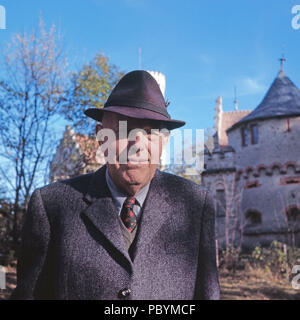 Herzog Karl Gero von Urach in Schloss Lichtenstein bei Honau, Deutschland 1975. Herzog Karl Gero von Urach am Schloss Lichtenstein bei Honau, Deutschland 1975. Stockfoto