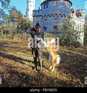 Herzog Karl Gero von Urach mit Langhaarcollie Asta in Schloss Lichtenstein bei Honau, Deutschland 1975. Herzog Karl Gero von Urach mit Rough Collie Asta auf Schloss Lichtenstein bei Honau, Deutschland 1975. Stockfoto