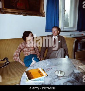 Karl Emanuel, 14. Herzog von Croy mit Ehefrau Gabriele Prinzessin von Bayern im Haus Merfeld in Dülmen, Deutschland 1981. Karl Emanuel, 14 Herzog von Croy mit seiner Frau Gabriele Prinzessin von Bayern in Merfeld Mansion am Duelmen, Deutschland 1981. Stockfoto