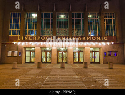 Liverpool Philharmonic Hall auf der Hoffnung St Leuchten in der Abenddämmerung. Stockfoto