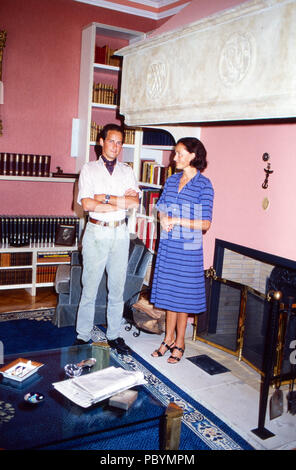 Gabriele Herzogin von Croy mit Sohn Rudolph im Haus Merfeld in Dülmen, Deutschland 1985. Gabriele Herzogin von Croy mit Sohn Rudolph bei Merfeld mension in Duelmen, Deutschland, 1985. Stockfoto