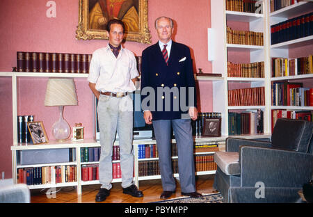 Karl Emanuel, 14. Herzog von Croy mit Sohn Rudolph im Haus Merfeld in Dülmen, Deutschland 1985. Karl Emanuel, 14 Herzog von Croy mit seinem Sohn Rudolph bei Merfeld Herrenhaus in Duelmen, Deutschland, 1985. Stockfoto