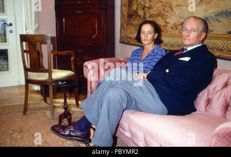Karl Emanuel, 14. Herzog von Croy mit Ehefrau Gabriele Prinzessin von Bayern im Haus Merfeld in Dülmen, Deutschland 1985. Karl Emanuel, 14 Herzog von Croy mit seiner Frau Gabriele Prinzessin von Bayern in Merfeld Herrenhaus in Duelmen, Deutschland, 1985. Stockfoto