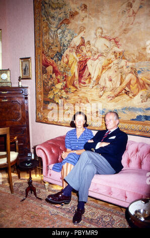 Karl Emanuel, 14. Herzog von Croy mit Ehefrau Gabriele Prinzessin von Bayern im Haus Merfeld in Dülmen, Deutschland 1985. Karl Emanuel, 14 Herzog von Croy mit seiner Frau Gabriele Prinzessin von Bayern in Merfeld Herrenhaus in Duelmen, Deutschland, 1985. Stockfoto