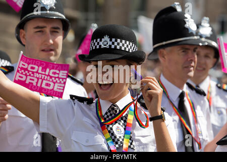 Offiziere von Merseyside Polizei zeigen ihre Unterstützung für die LGBT-Gemeinschaft, wie sie in der Stadt marschieren im Liverpool Pride Festival 2018. Stockfoto